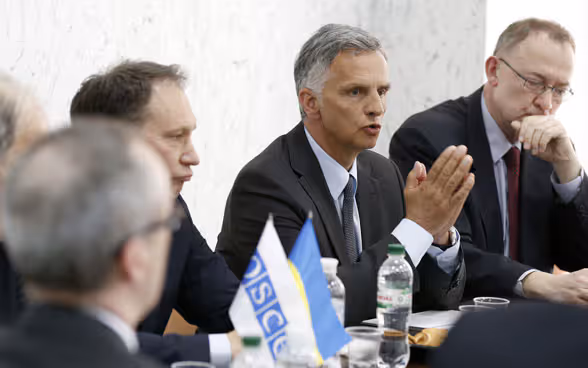 Didier Burkhalter, then president of the Swiss Confederation and chairperson-in-office of the OSCE, speaking with members of the OSCE Special Monitoring Mission to Ukraine in Odessa, in April 2014.
