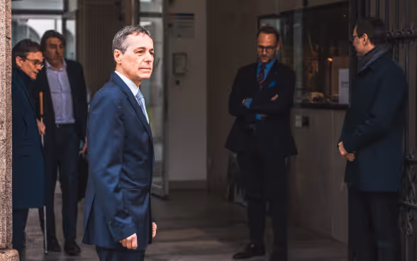 Federal Councillor Cassis stands at the entrance to the government building.