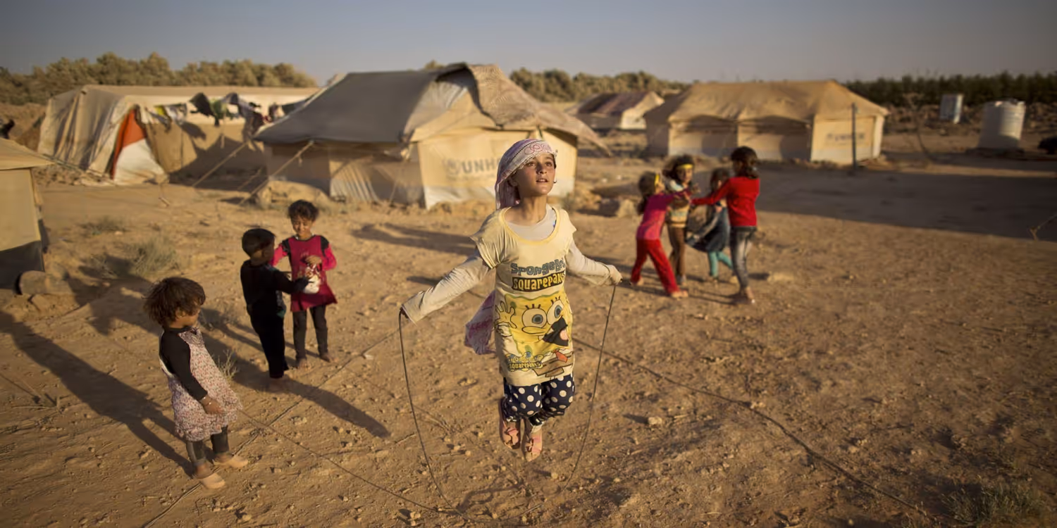 Kinder spielen in einem Flüchtlingslager in Jordanien.