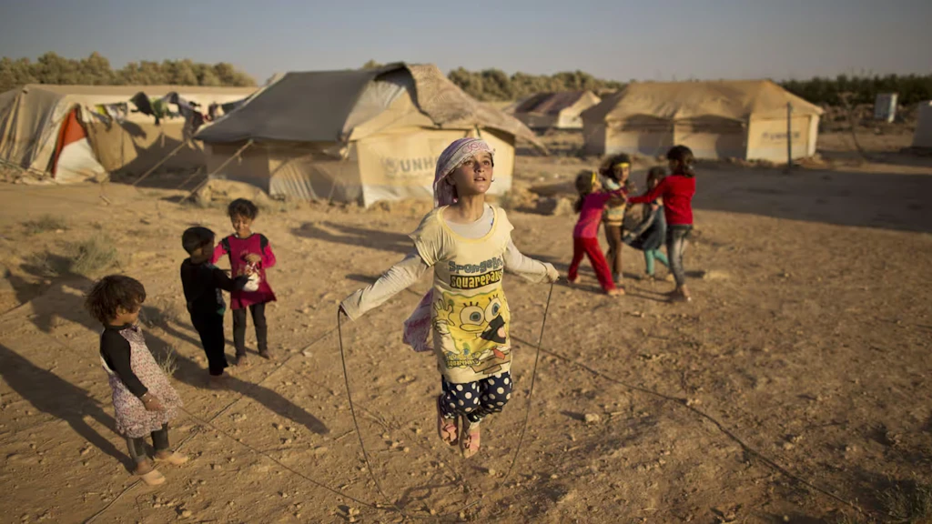 Kinder spielen in einem Flüchtlingslager in Jordanien. 