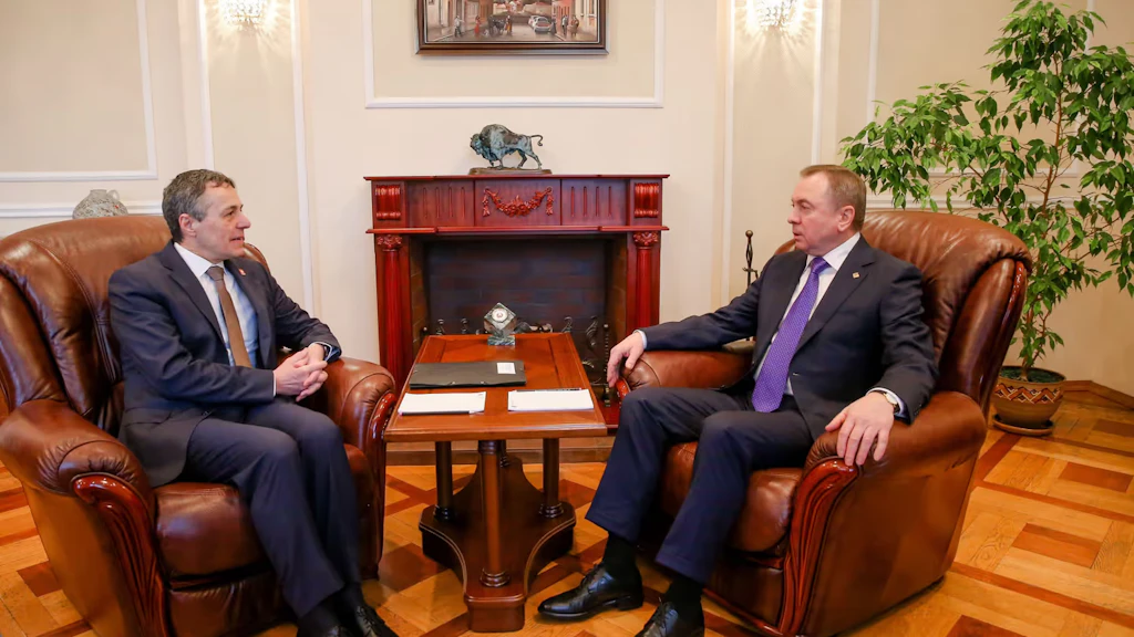 Federal Councillor Ignazio Cassis talks to the Belarusian Foreign Minister Uladzimir Makej.