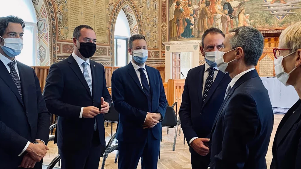 Ignazio Cassis talks to San Marino state officials.