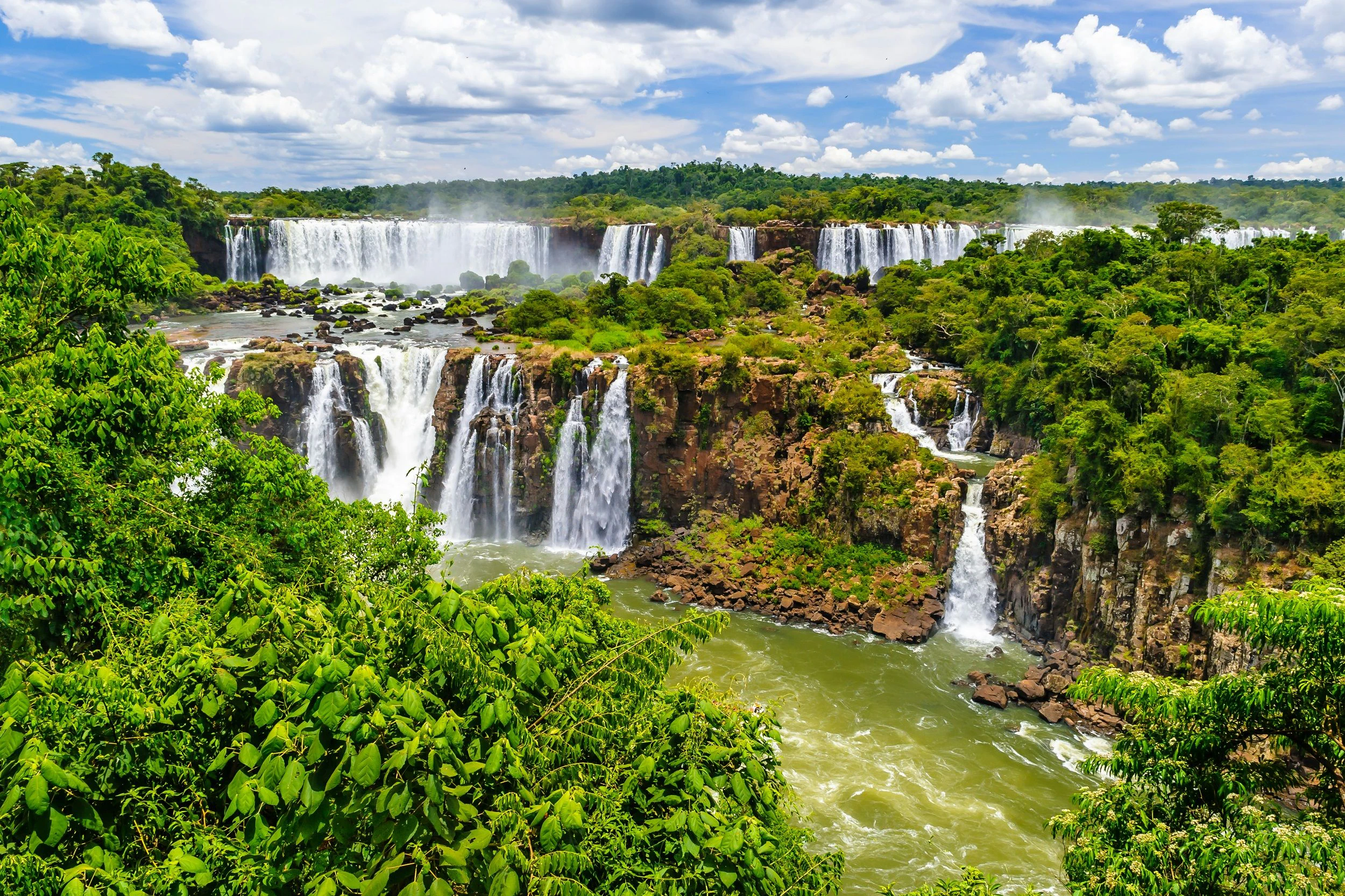 The photo shows the Iguazú waterfalls in Brazil.