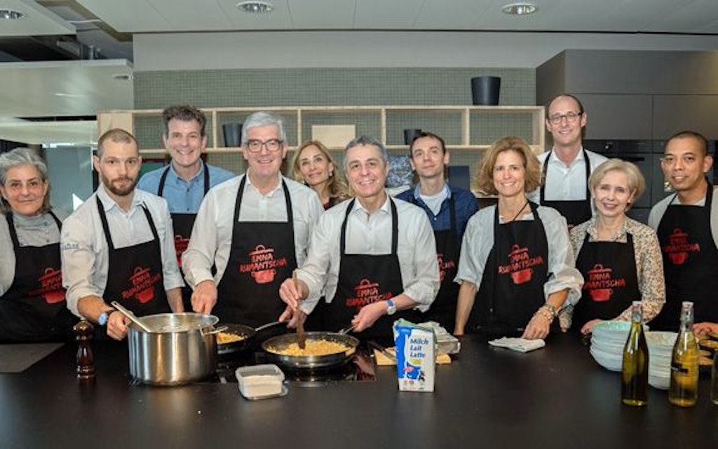Ignazio Cassis cooking in a group including Graubünden natives state councillor Jon Domenic Parolini and chef Andreas Baselgia.