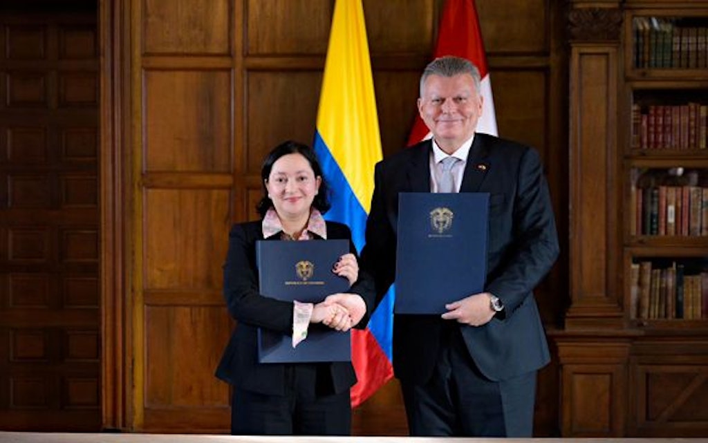 Eric Mayoraz, ambassadeur de Suisse en Colombie, et Olga Lucía Arenas, vice-ministre des affaires étrangères colombienne, ont signé le document. 