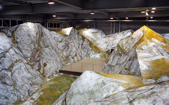L’image montre un paysage de montagne, tel qu’il fut recréé à l’intérieur du Pavillon Suisse, lors de l’Expo 2005 à Aichi, au Japon.