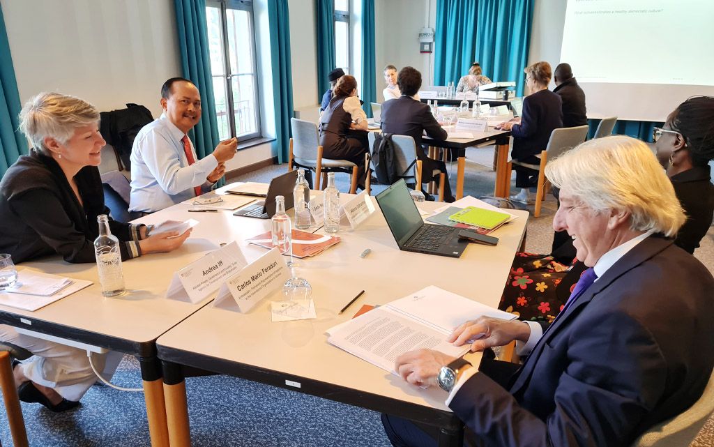 Participants en discussion lors d’un atelier à la retraite de Giessbach 2024, en Suisse.
