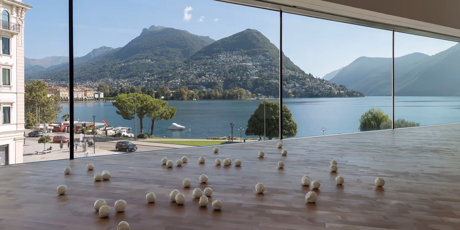 Une salle du centre culturel Lugano Arte e Cultura, avec vue sur le lac