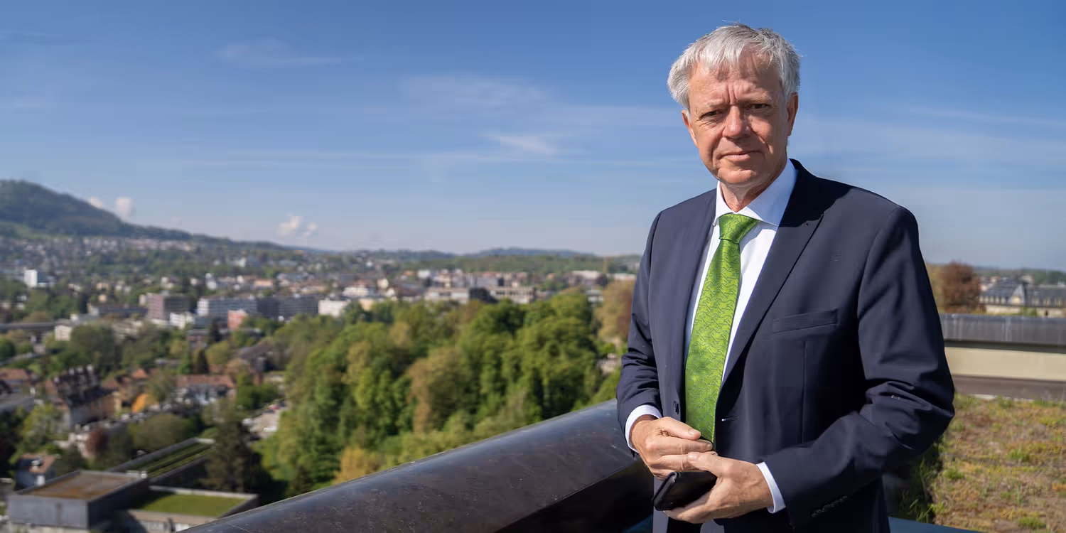 Leendert Verbeek, sur une terrasse surplombant la ville de Berne.
