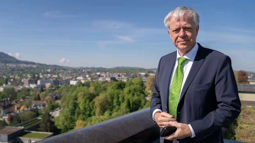 Leendert Verbeek, sur une terrasse surplombant la ville de Berne.
