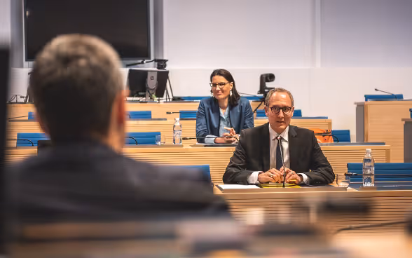 Christian Rathgeb, président du gouvernement cantonal des Grisons, est assis en face du conseiller fédéral Cassis.