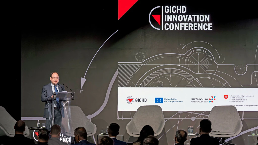 L’ambassadeur Tobias Privitelli, directeur du GICHD, prononce le discours de clôture de la conférence sur l’innovation.