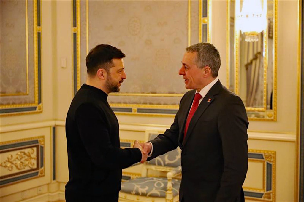 Ignazio Cassis serre la main de Volodymyr Zelensky.