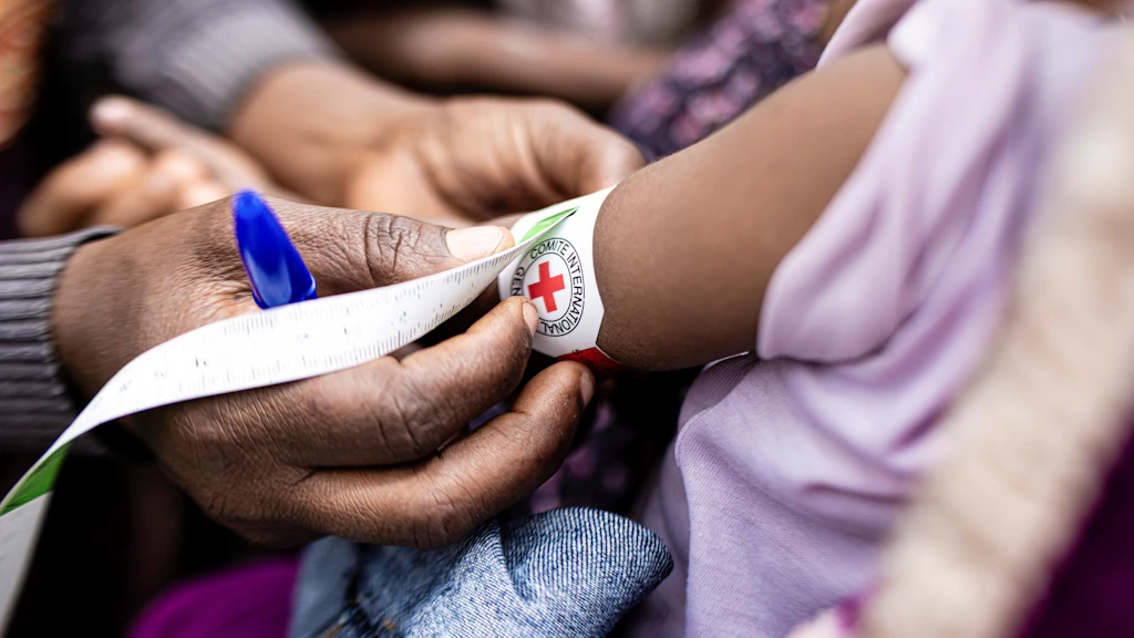 Tigré. Un collaborateur du CICR examine des femmes et des enfants qui, affectés par le conflit, sont exposés au risque de malnutrition.
