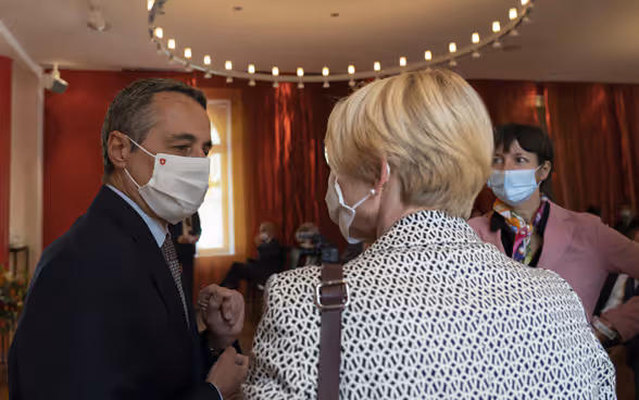 Le conseiller fédéral Ignazio Cassis et la Secrétaire d’État Livia Leu discutent ensemble.