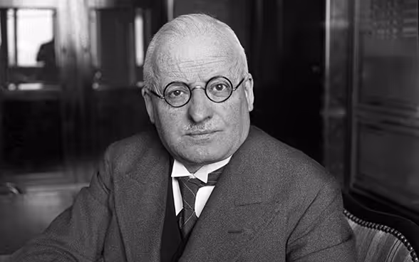 Portrait du conseiller fédéral Giuseppe Motta, à l’initiative duquel le Conseil fédéral décide en 1920 de renouer des relations diplomatiques avec le Saint-Siège.