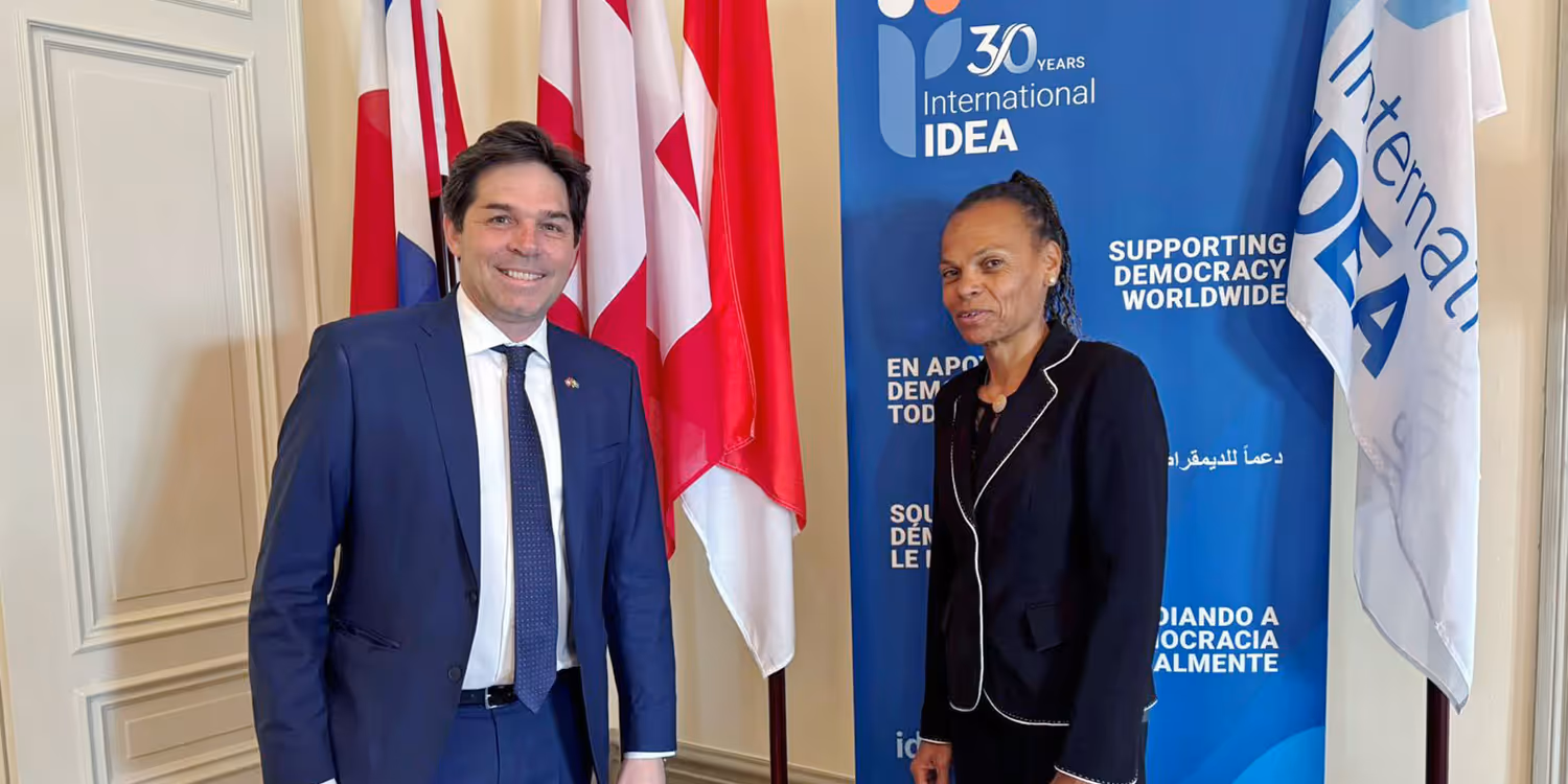 Adrian Junker, ambassadeur de Suisse à Stockholm et président de l’organisation IDEA International en 2025, se tient à côté de Patricia Danzi, directrice de la DDC, qui assure la présidence de l’assemblée extraordinaire du Conseil des États membres le 12 juin 2025.