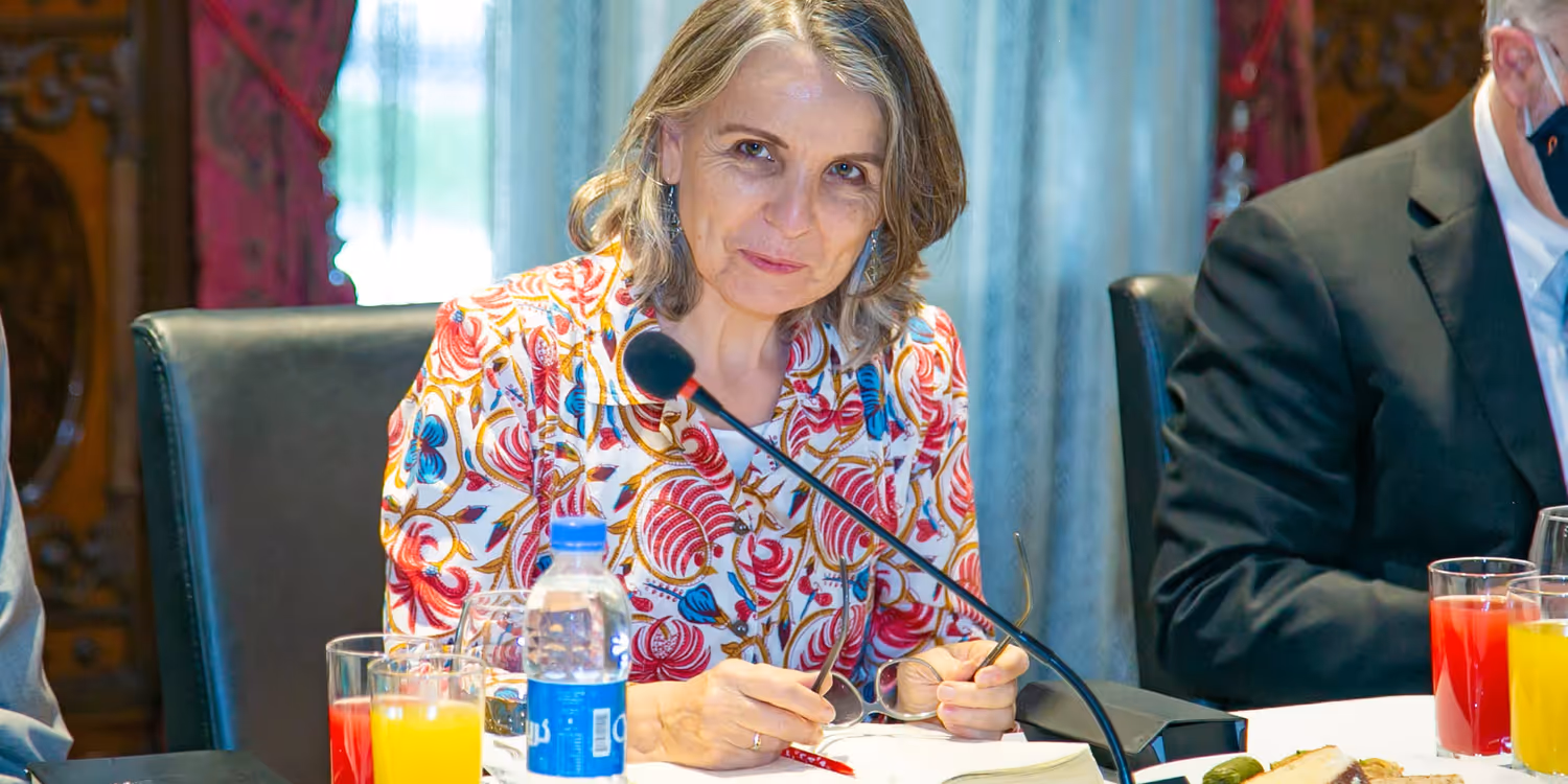 La photo montre Walburga Roos, cheffe de la représentation suisse à Kaboul, lors d’une conférence.