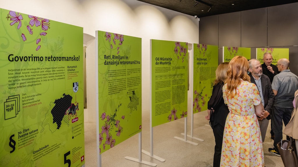 Les panneaux d’exposition de l’exposition « Let’s speak rumantscha » dans une salle du musée.