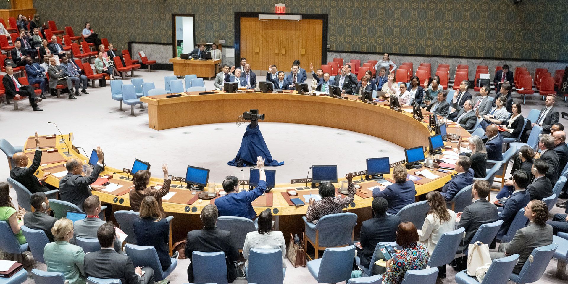 Le Conseil de sécurité de l'ONU adopte la résolution de la Suisse à New York.