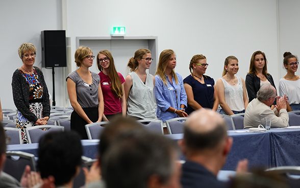 Une classe de Bienne qui a traduit les mémoires de survivants de l’Holocauste est applaudie par l’assemblée plénière.