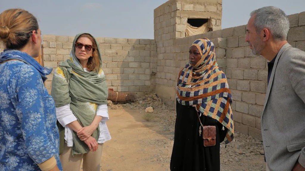 L’ambassadrice Valérie Liechti en novembre 2025 lors de la visite d’un camp de réfugiés à Port Soudan.