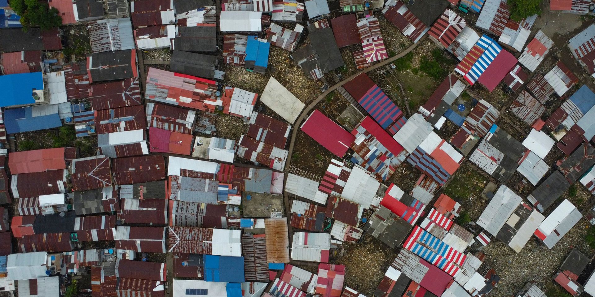 Vue aérienne d'un quartier à faible revenu dans la ville portuaire colombienne de Tumaco.