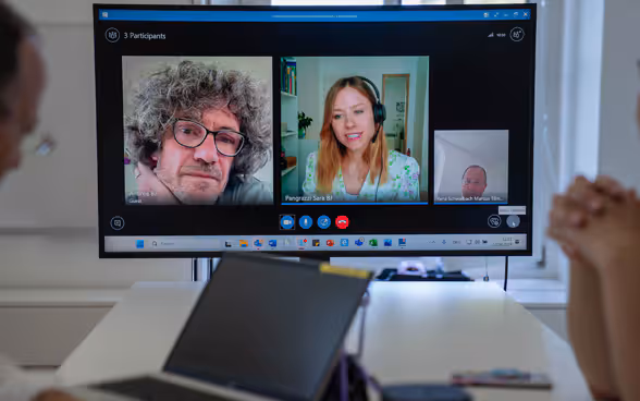 Andrea Candrian (à gauche) et Sara Pangrazzi, chef et collaboratrice de l’unité Droit pénal international de l’Office fédéral de la justice.