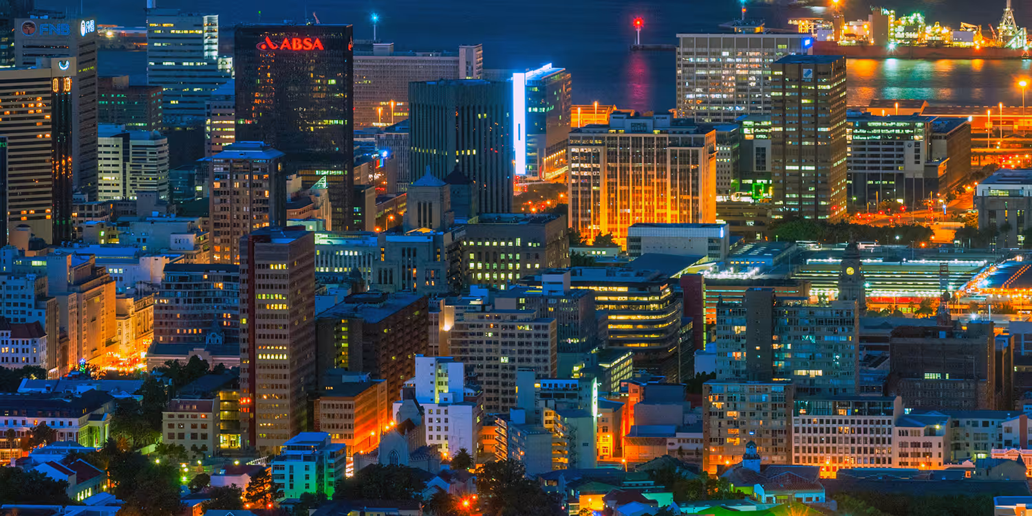 Un image d’une capitale africaine illuminée dans la nuit.