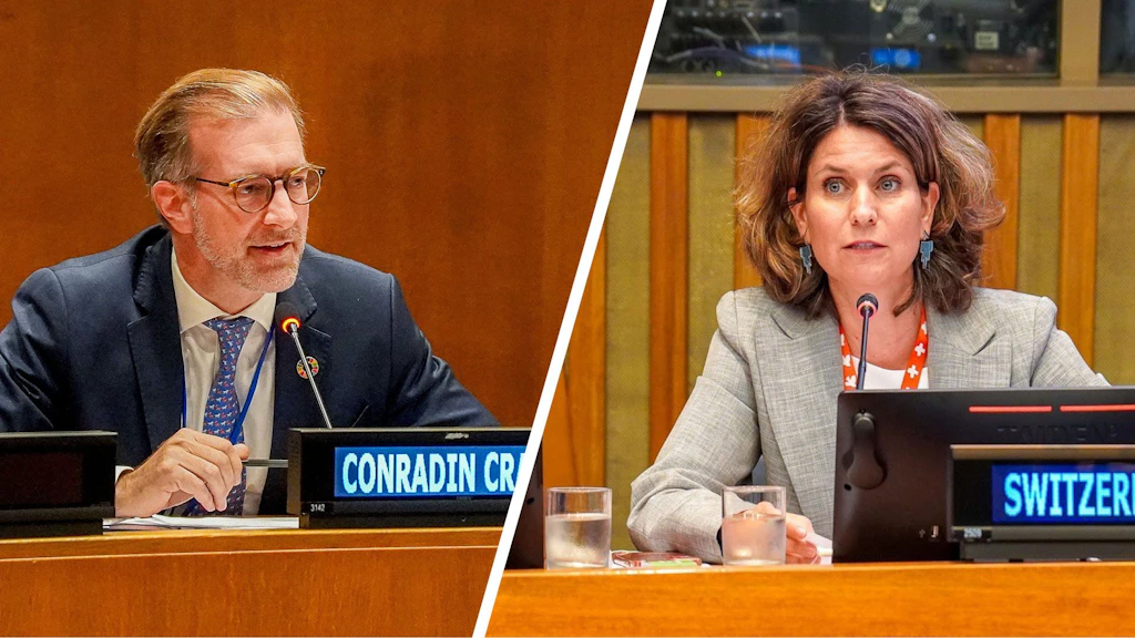 Un portrait de Conradin Cramer et un autre de Christina Kitsos sont accrochés l'un à côté de l'autre.