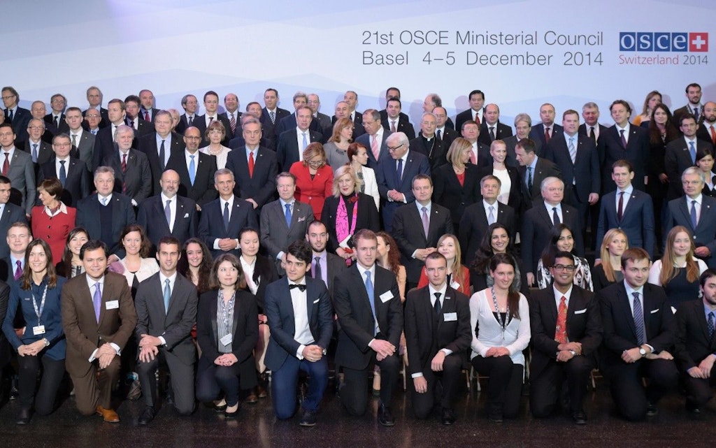 Les ambassadeurs de la jeunesse de l'OSCE prennent la pose pour une photo de groupe avec les ministres des affaires étrangères en décembre 2014.