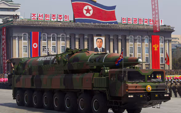 Un camion transportant un missile balistique lors d'un défilé militaire en Corée du Nord.