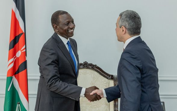 Ignazio Cassis serre la main à William Samoei Ruto.