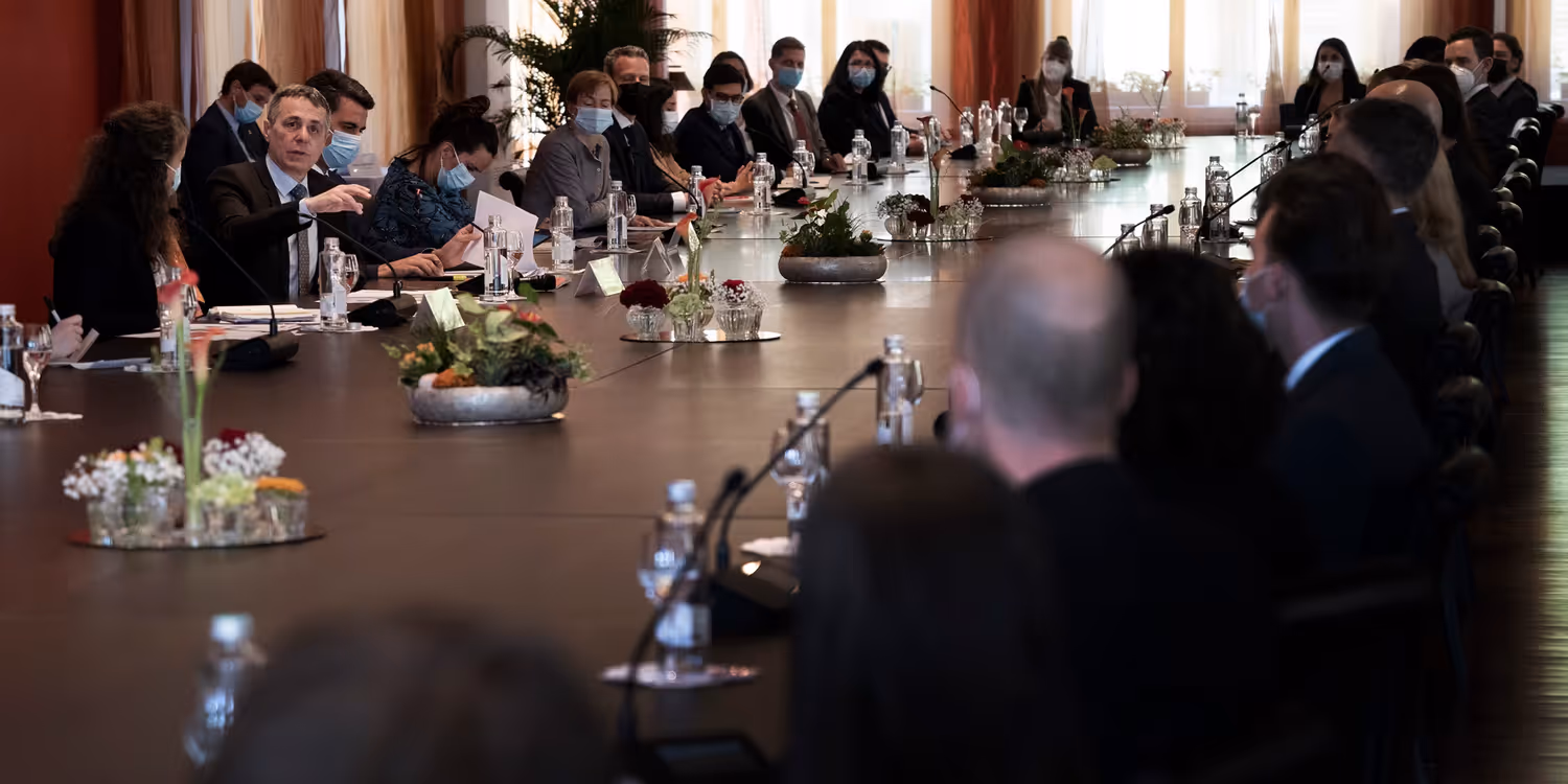 Les candidats aux carrières du DFAE rencontrent le chef du DFAE Ignazio Cassis le 25 mai à Berne.