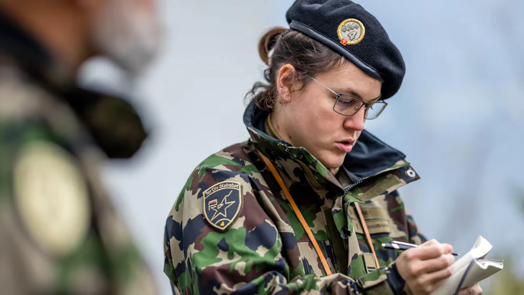 Deux membres des forces armées lors d'un exercice sur le terrain.