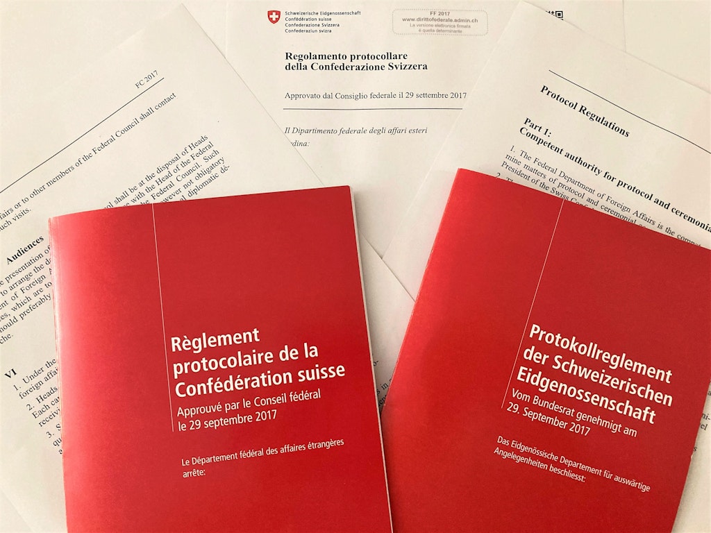 Deux règlements protocolaires rouges sont imprimés sur des feuilles.