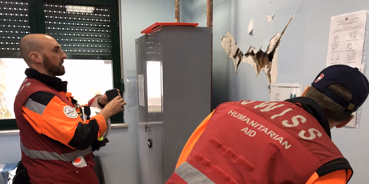 Deux ingénieurs civils inspectent les murs d’un hôpital situé à Durrës.