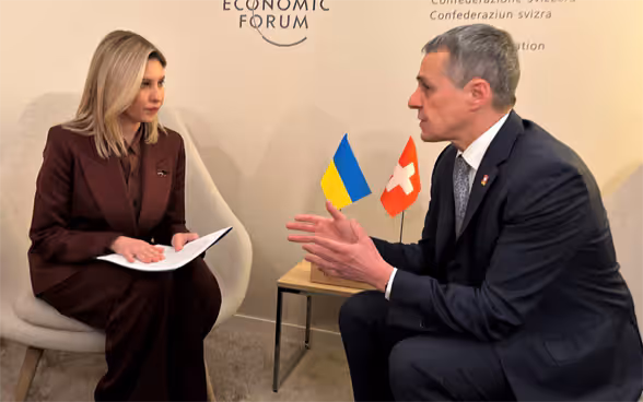 Le conseiller fédéral Ignazio Cassis et Olena Zelenska sont assis face à face et discutent ensemble.