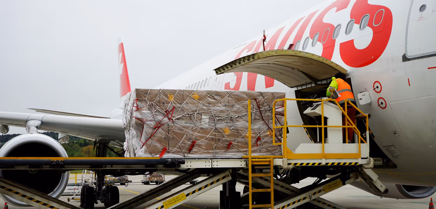 13 tonnes de matériel sont chargées dans un Airbus 330 suisse.  