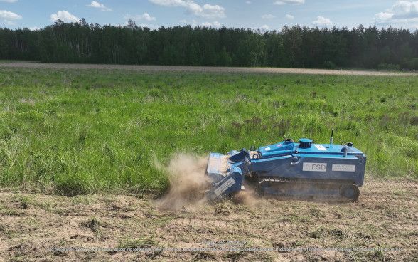 Une opération de déminage de la FSD à l'aide d'une machine télécommandée (MV-4) pour préparer le terrain.