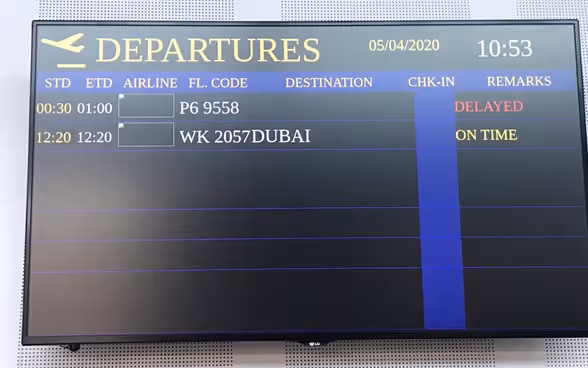 Sur l’écran des départs, le vol Goa-Dubaï est annoncé à l’heure. 