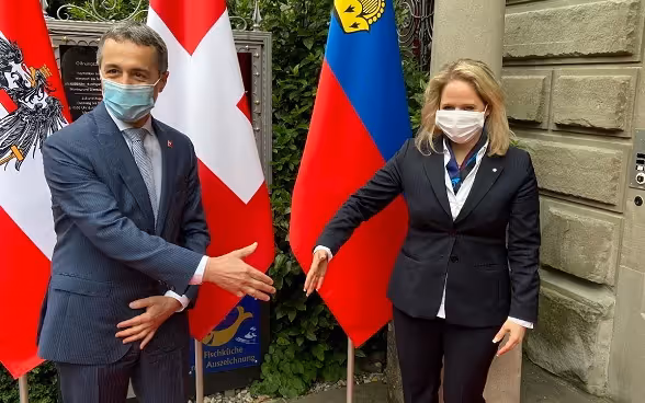Le conseiller fédéral Ignazio Cassis accueille la ministre des affaires étrangères de la Principauté du Liechtenstein, Katrin Eggenberger.