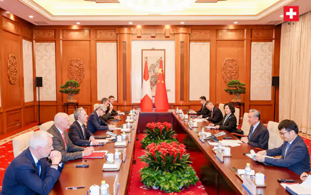 La photo montre la rencontre bilatérale entre le conseiller fédéral Ignazio Cassis et le ministre chinois des affaires étrangères Wang Yi.