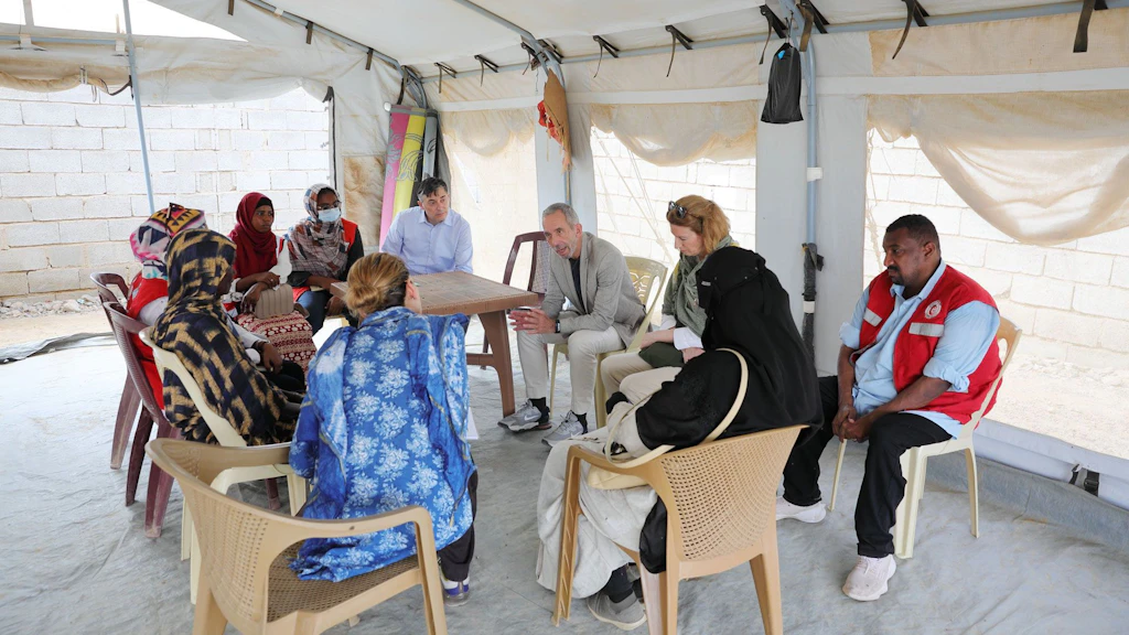Dominik Stillhart en pleine discussion avec des femmes réfugiées dans un camp accueillant des personnes déplacées à l’intérieur de leur propre pays.