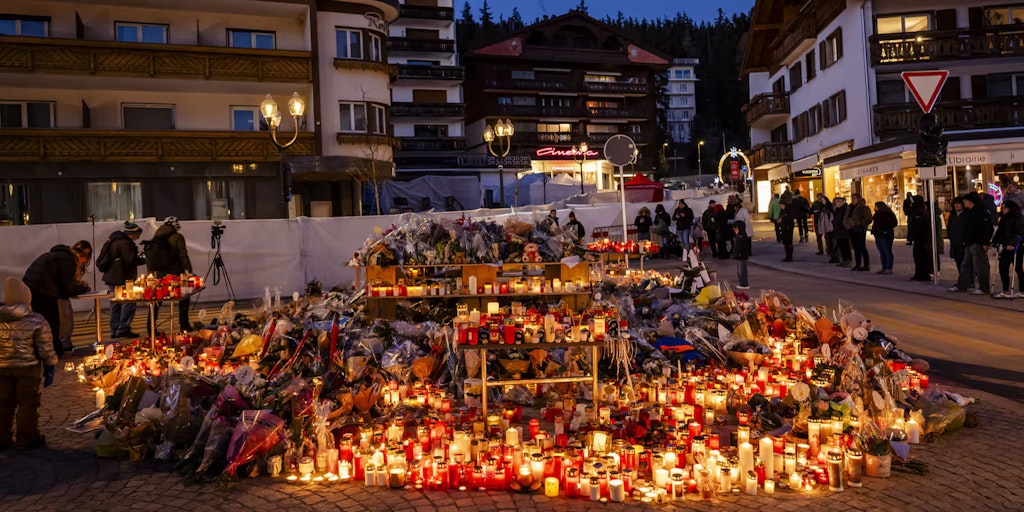 Fleurs déposées en hommage aux victimes à Crans-Montana.