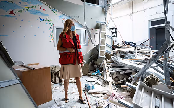 L'ambassadrice suisse Monika Schmutz Kirgöz visite un hôpital détruit.