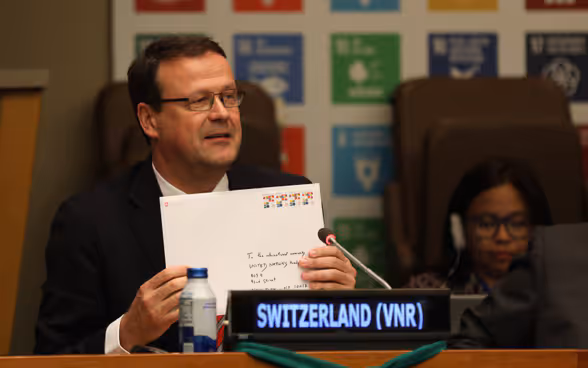 Gros plan sur Jacques Ducrest pendant la présentation à New York.