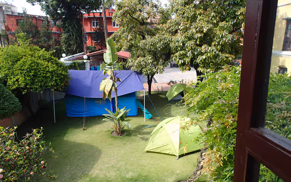 Des tentes sont installées dans le jardin de l'ambassade de Suisse à Katmandou, où travaille l'équipe d'intervention spéciale du CSA.