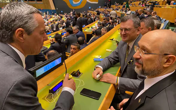 Le président de la Confédération Ignazio Cassis en discussion avec le ministre ukrainien des affaires étrangères Dmytro Kuleba et le premier ministre ukrainien Denys Chmyhal.   