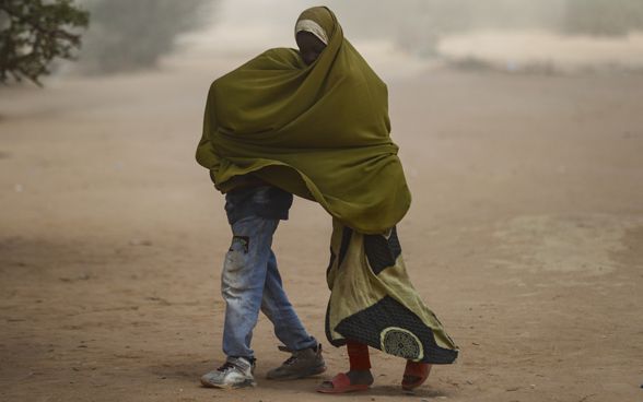 Des enfants réfugiés somaliens se protègent d'une tempête de sable.